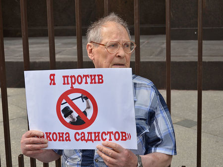 Sergey Kovalev protesting in Moscow, against the "law of sadists" in 2015